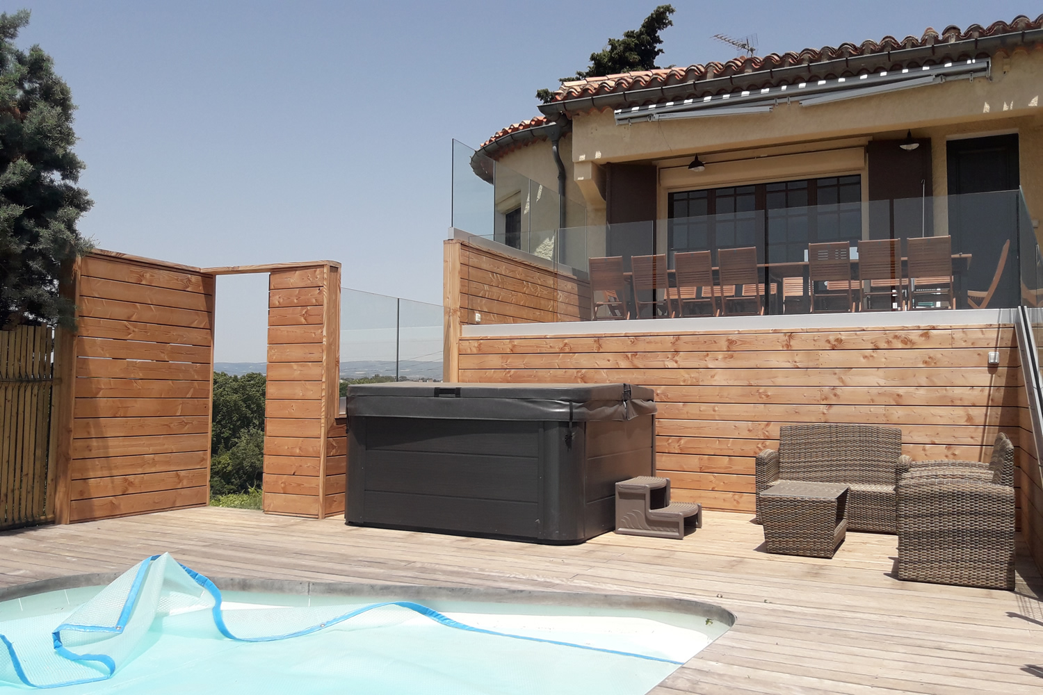aménagement bois autour de piscine
